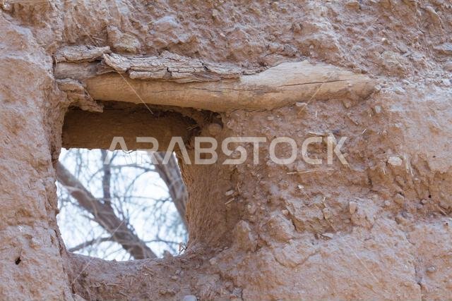 أطلال مدينة عربية قديمة في الشرق الأوسط مبنية من الطوب اللبن، ومسجد قديم ذو مئذنة في الرياض، المملكة العربية السعودية
