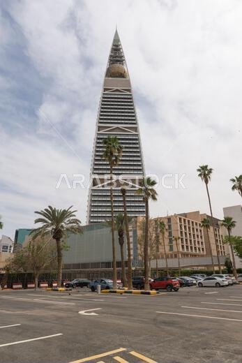 برج الفيصلية، وهو ناطحة سحاب تجارية ومجمع متعدد الاستخدامات يقع في منطقة العليا في الرياض، المملكة العربية السعودية.