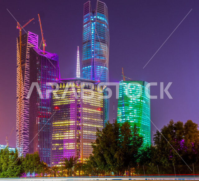 صورة ابداعية لمركز الملك عبدالله المالي ( كافد ) في الرياض بالمملكة العربية السعودية ليلا، معالم الرياض المشهورة، ابراج وناطحات سحاب مضيئة، الفن الهندسي المعماري بالسعودية، السياحة في السعودية