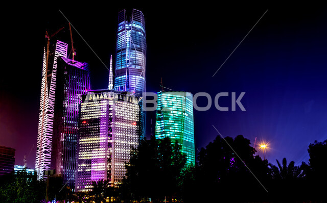 صورة ابداعية لمركز الملك عبدالله المالي ( كافد ) في الرياض بالمملكة العربية السعودية ليلا، معالم الرياض المشهورة، ابراج وناطحات سحاب مضيئة، الفن الهندسي المعماري بالسعودية، السياحة في السعودية