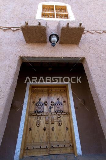 أطلال قرية عربية تراثية مبنية من الطين في الرياض بالمملكة العربية السعودية