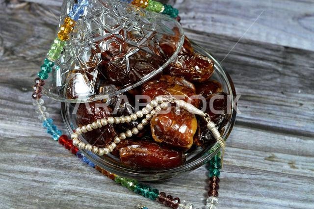 خلفية رمضان، تمر العجوة، وهو نوع من أنواع التمور يُزرع على نطاق واسع في المدينة المنورة بالمملكة العربية السعودية، وهو تمر بيضاوي الشكل متوسط الحجم، وإسلا