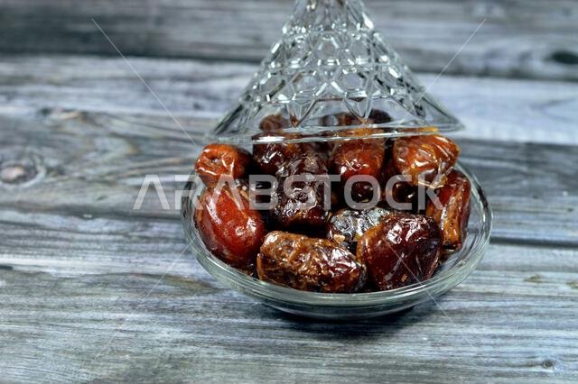 تمر العجوة، وهو نوع من أنواع التمور يُزرع على نطاق واسع في المدينة المنورة بالمملكة العربية السعودية، وهو تمر بيضاوي الشكل متوسط الحجم، يُستهلك غالبًا في إفطار شهر رمضان.
