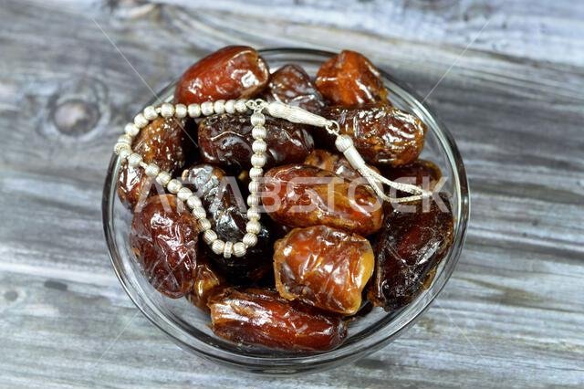 خلفية رمضان، تمر العجوة، وهو نوع من أنواع التمور يُزرع على نطاق واسع في المدينة المنورة بالمملكة العربية السعودية، وهو تمر بيضاوي الشكل متوسط الحجم، و I