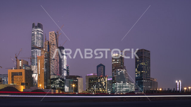 صورة ابداعية لمركز الملك عبدالله المالي ( كافد ) في الرياض بالمملكة العربية السعودية ليلا، معالم الرياض المشهورة، ابراج وناطحات سحاب مضيئة، الفن الهندسي المعماري بالسعودية، السياحة في السعودية