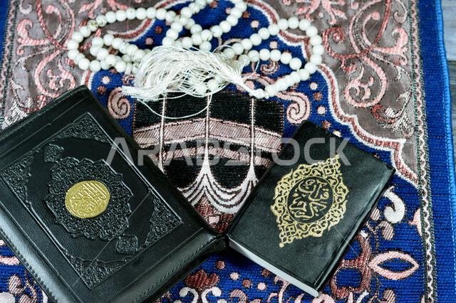 سجادة الصلاة، والقرآن الكريم، والمسبحة الإسلامية، وبساط الصلاة، وهو قطعة قماش، وأحيانًا سجادة ذات وبر، يستخدمها المسلمون لأداء الصلوات الخمس اليومية،
