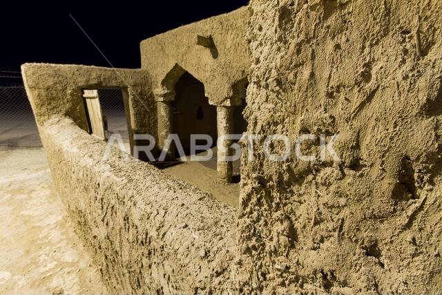 مسجد أثري مبني من الطين في الرياض بالمملكة العربية السعودية مسجد أثري مبني من الطين في الرياض بالمملكة العربية السعودية