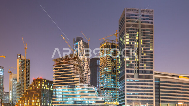 صورة ابداعية لمركز الملك عبدالله المالي ( كافد ) في الرياض بالمملكة العربية السعودية ليلا، معالم الرياض المشهورة، ابراج وناطحات سحاب مضيئة، الفن الهندسي المعماري بالسعودية، السياحة في السعودية