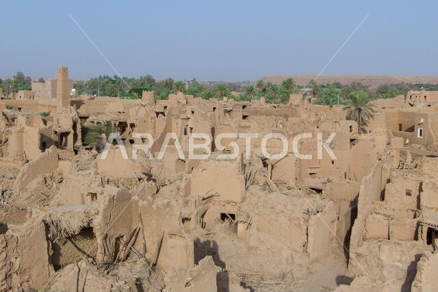 أطلال مدينة عربية قديمة في الشرق الأوسط مبنية من الطوب اللبن، ومسجد قديم ذو مئذنة في الرياض، المملكة العربية السعودية