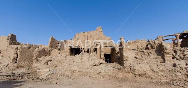 أطلال مدينة عربية قديمة في الشرق الأوسط مبنية من الطوب اللبن، ومسجد قديم ذو مئذنة في الرياض، المملكة العربية السعودية