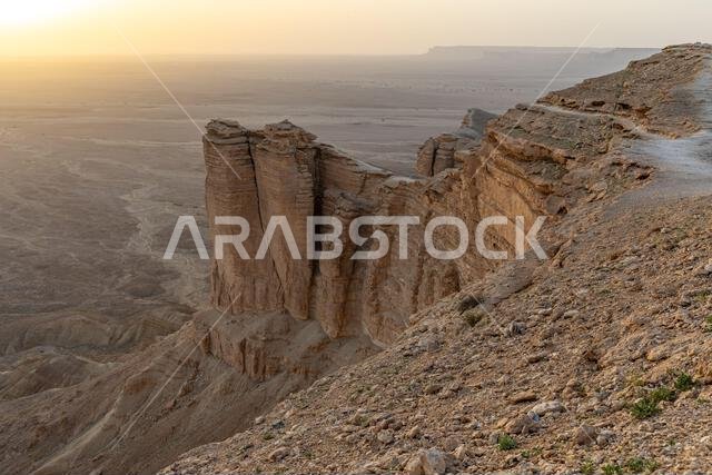 تكوين صخري في الصحراء، يُطلق عليه اسم حافة العالم