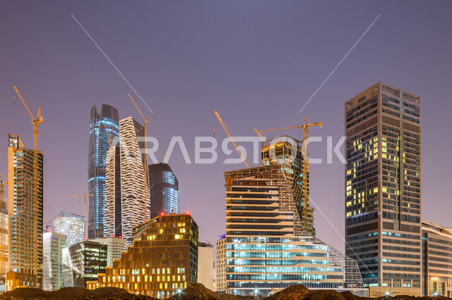 صورة ابداعية لمركز الملك عبدالله المالي ( كافد ) في الرياض بالمملكة العربية السعودية ليلا، معالم الرياض المشهورة، ابراج وناطحات سحاب مضيئة، الفن الهندسي المعماري بالسعودية، السياحة في السعودية