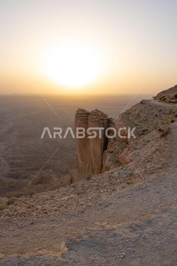تكوين صخري في الصحراء، يُطلق عليه اسم حافة العالم تكوين صخري في الصحراء، يُطلق عليه اسم حافة العالم