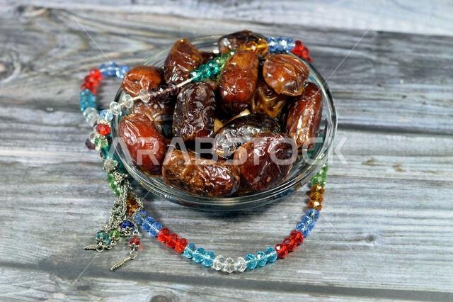 خلفية رمضان، تمر العجوة، وهو نوع من أنواع التمور يُزرع على نطاق واسع في المدينة المنورة بالمملكة العربية السعودية، وهو تمر بيضاوي الشكل متوسط الحجم، و I