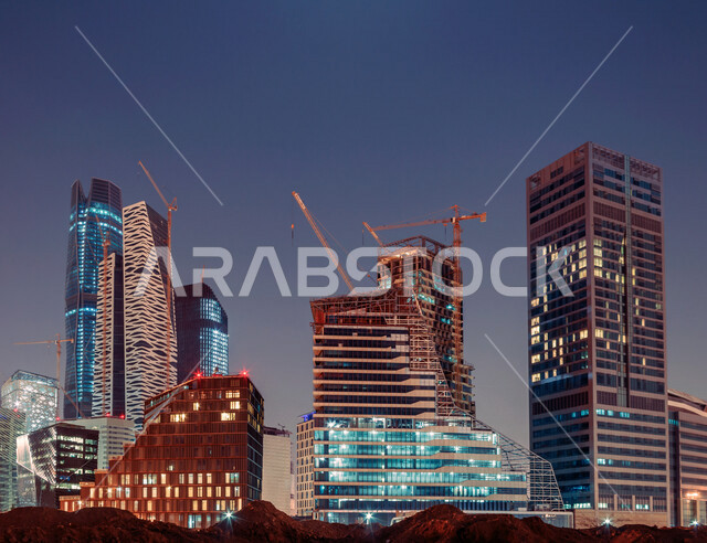 صورة ابداعية لمركز الملك عبدالله المالي ( كافد ) في الرياض بالمملكة العربية السعودية ليلا، معالم الرياض المشهورة، ابراج وناطحات سحاب مضيئة، الفن الهندسي المعماري بالسعودية، السياحة في السعودية