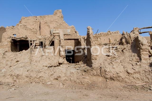 أطلال مدينة عربية قديمة في الشرق الأوسط مبنية من الطوب اللبن، ومسجد قديم ذو مئذنة في الرياض، المملكة العربية السعودية