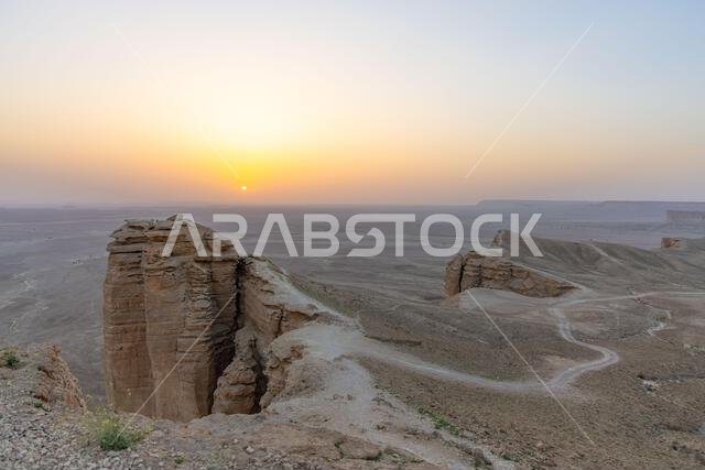 تكوين صخري في الصحراء، يُطلق عليه اسم حافة العالم تكوين صخري في الصحراء، يُطلق عليه اسم حافة العالم