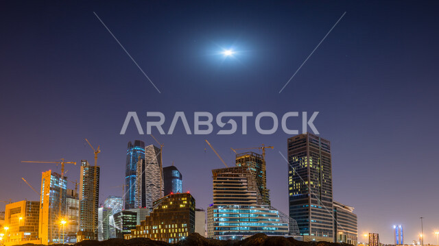 صورة ابداعية لمركز الملك عبدالله المالي ( كافد ) في الرياض بالمملكة العربية السعودية ليلا، معالم الرياض المشهورة، ابراج وناطحات سحاب مضيئة، الفن الهندسي المعماري بالسعودية، السياحة في السعودية