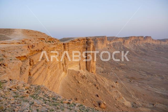 تكوين صخري في الصحراء، يُطلق عليه اسم حافة العالم تكوين صخري في الصحراء، يُطلق عليه اسم حافة العالم