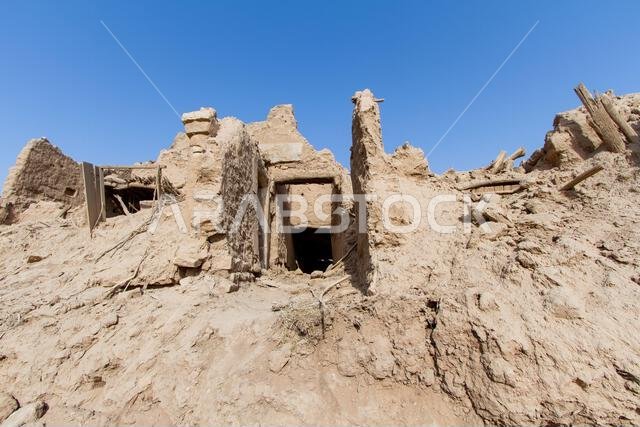 أطلال مدينة عربية قديمة في الشرق الأوسط مبنية من الطوب اللبن، ومسجد قديم ذو مئذنة في الرياض، المملكة العربية السعودية