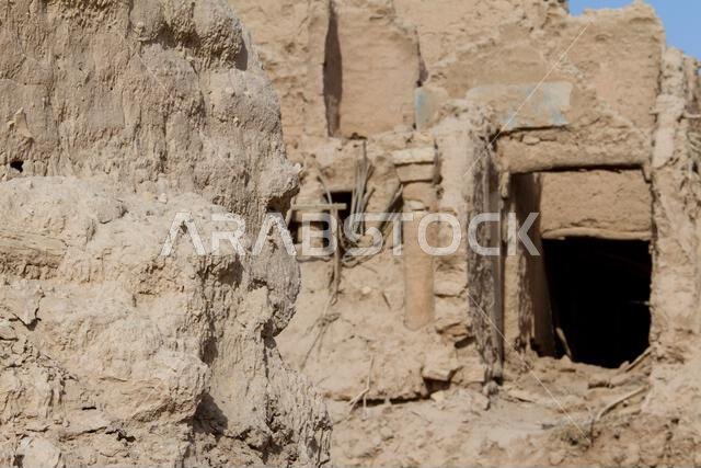 أطلال مدينة عربية قديمة في الشرق الأوسط مبنية من الطوب اللبن، ومسجد قديم ذو مئذنة في الرياض، المملكة العربية السعودية