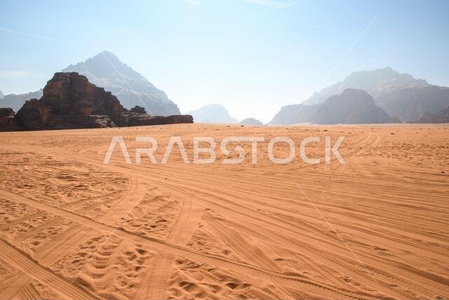 الصحراء العربية. وادي رم. منظر فضائي. آثار أقدام على الرمال. موقع تصوير للعديد من أفلام الخيال العلمي.