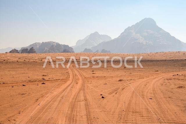 الصحراء العربية. وادي رم. منظر فضائي. آثار أقدام على الرمال. موقع تصوير للعديد من أفلام الخيال العلمي.