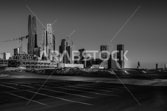 صورة ابداعية لمركز الملك عبدالله المالي ( كافد ) في الرياض بالمملكة العربية السعودية، الأبراج وناطحات السحاب، معالم الرياض المشهورة، الفن الهندسي المعماري بالسعودية، السياحة في السعودية، صورة بالابيض والاسود