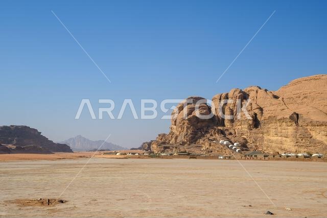 الصحراء العربية. وادي رم. منظر فضائي. آثار أقدام على الرمال. موقع تصوير للعديد من أفلام الخيال العلمي. الصحراء العربية. وادي رم. منظر فضائي. آثار أقدام على الرمال. موقع تصوير للعديد من أفلام الخيال العلمي.
