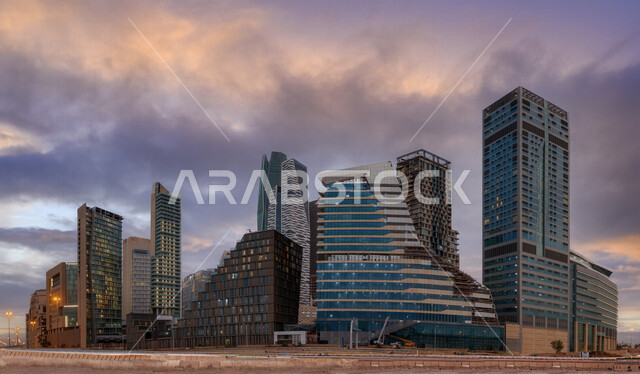 صورة ابداعية لمركز الملك عبدالله المالي ( كافد ) في الرياض بالمملكة العربية السعودية بعد الغروب، الأبراج وناطحات السحاب، معالم الرياض المشهورة، الفن الهندسي المعماري بالسعودية، السياحة في السعودية