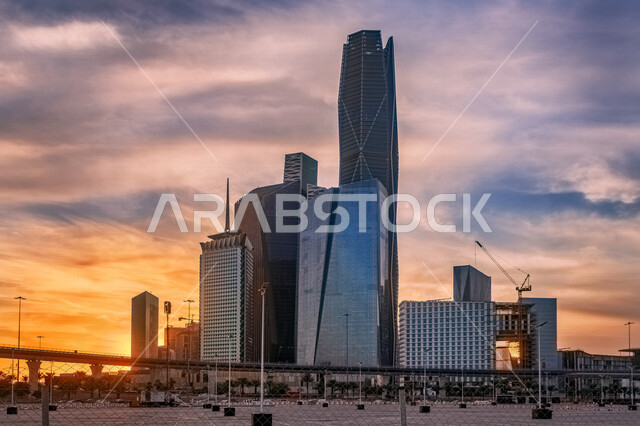 صورة ابداعية لمركز الملك عبدالله المالي ( كافد ) في الرياض بالمملكة العربية السعودية اثناء غروب الشمس، الأبراج وناطحات السحاب، معالم الرياض المشهورة، الفن الهندسي المعماري بالسعودية، السياحة في السعودية