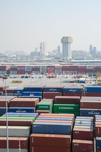 جدة، المملكة العربية السعودية - 21 ديسمبر 2022: حاويات جاهزة للتحميل. منظر لميناء الشحن في جدة.