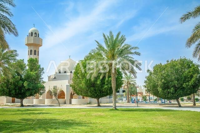 مسجد الحمراء مع حديقته في المقدمة، الدمام، المملكة العربية السعودية
