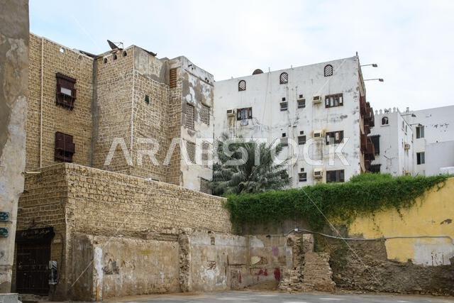 جدة، المملكة العربية السعودية - ٢١ ديسمبر ٢٠٢٢: الحياة في شوارع المدينة القديمة. العمارة الفريدة للمدينة العربية في العصور الوسطى. جدة التاريخية.