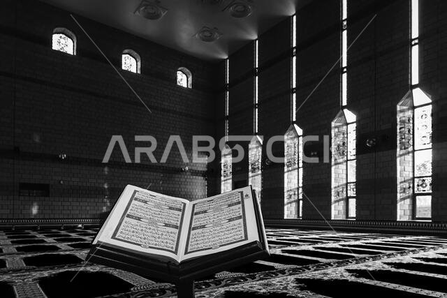 المصحف الشريف داخل المسجد، نسخة بالأبيض والأسود. تم التقاط الصورة في مسجد الدمام، المملكة العربية السعودية.