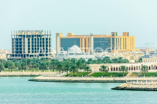 منظر بانورامي لساحل الدمام ووسط المدينة من جزيرة مرجان، المملكة العربية السعودية