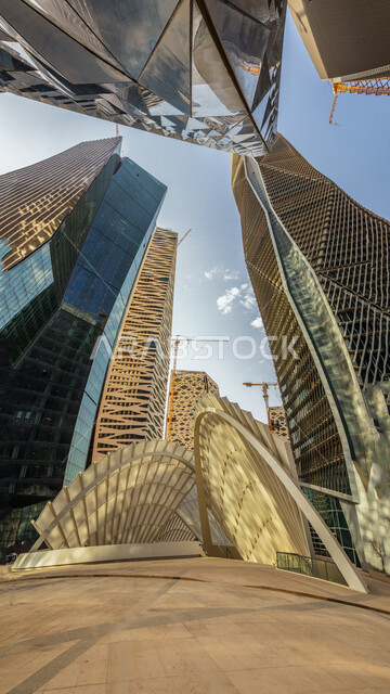 صورة ابداعية بزاوية سفلية لمركز الملك عبدالله المالي ( كافد ) في الرياض بالمملكة العربية السعودية، الأبراج وناطحات السحاب، معالم الرياض المشهورة، الفن الهندسي المعماري بالسعودية، السياحة في السعودية