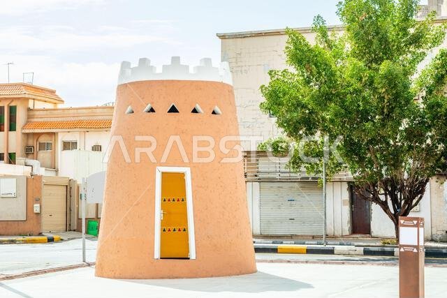 أحد أبراج قلعة العارفين العربية الواقعة في شارع حائل، المملكة العربية السعودية. أحد أبراج قلعة العارفين العربية الواقعة في شارع حائل، المملكة العربية السعودية.