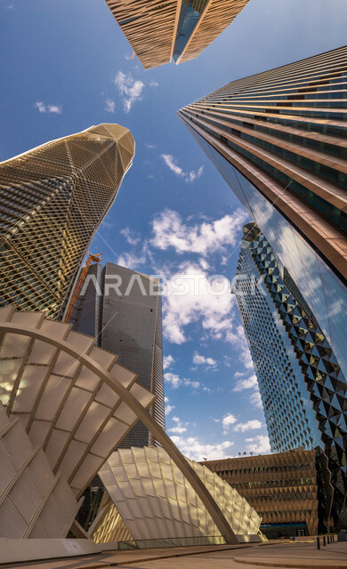صورة ابداعية بزاوية سفلية لمركز الملك عبدالله المالي ( كافد ) في الرياض بالمملكة العربية السعودية، الأبراج وناطحات السحاب، معالم الرياض المشهورة، الفن الهندسي المعماري بالسعودية، السياحة في السعودية