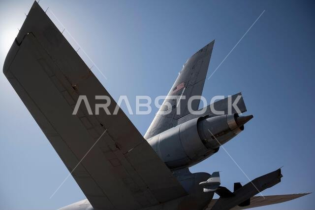 طائرة التزود بالوقود KC-10 Extender التابعة لسلاح الجو الأمريكي متوقفة على مدرج المطار قبل إقلاعها في مطار الأمير سلطان بالمملكة العربية السعودية، في 8 يوليو 2023. تتيح هذه الطائرة للطائرات البقاء في الجو لفترات أطول، مما يزيد من وقت دورياتها ويضمن استقرار المنطقة. (صورة من سلاح الجو الأمريكي، بعدسة الرقيب أول جاكوب كابانيرو) طائرة التزود بالوقود KC-10 Extender التابعة لسلاح الجو الأمريكي متوقفة على مدرج المطار قبل إقلاعها في مطار الأمير سلطان بالمملكة العربية السعودية، في 8 يوليو 2023. تتيح هذه الطائرة للطائرات البقاء في الجو لفترات أطول، مما يزيد من وقت دورياتها ويضمن استقرار المنطقة. (صورة من سلاح الجو الأمريكي، بعدسة الرقيب أول جاكوب كابانيرو)
