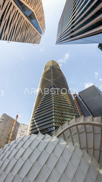 صورة ابداعية بزاوية سفلية لمركز الملك عبدالله المالي ( كافد ) في الرياض بالمملكة العربية السعودية، الأبراج وناطحات السحاب، معالم الرياض المشهورة، الفن الهندسي المعماري بالسعودية، السياحة في السعودية