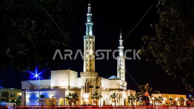 منظر ليلي للمسجد بالقرب من كورنيش الدمام - المملكة العربية السعودية