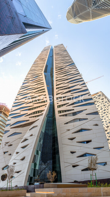 صورة ابداعية بزاوية سفلية لمركز الملك عبدالله المالي ( كافد ) في الرياض بالمملكة العربية السعودية، الأبراج وناطحات السحاب، معالم الرياض المشهورة، الفن الهندسي المعماري بالسعودية، السياحة في السعودية