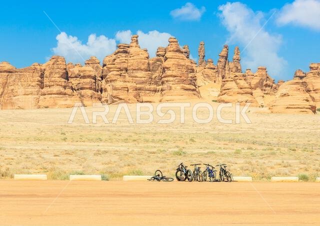 الدراجات الهوائية وتكوينات المنحدرات الصحراوية في الحِجر، العلا، المملكة العربية السعودية