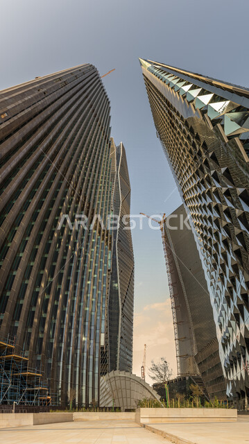 صورة ابداعية بزاوية سفلية لمركز الملك عبدالله المالي ( كافد ) في الرياض بالمملكة العربية السعودية، الأبراج وناطحات السحاب، معالم الرياض المشهورة، الفن الهندسي المعماري بالسعودية، السياحة في السعودية