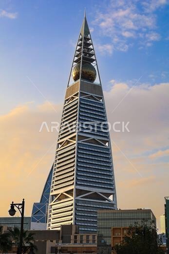 الرياض، المملكة العربية السعودية، ١١ مارس ٢٠٢٣: وسط المدينة - برج الفيصلية - حركة المرور في الشوارع