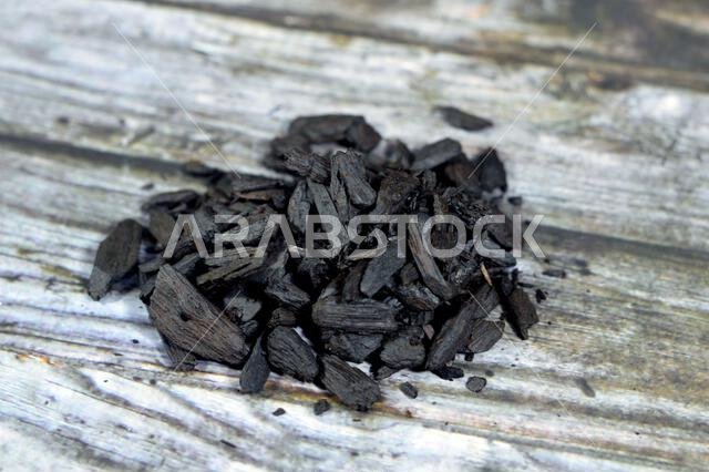 بخور العود السعودي، مادة عطرية حيوية تُطلق دخانًا عطريًا عند حرقها. يُستخدم المصطلح إما للإشارة إلى المادة أو الرائحة.