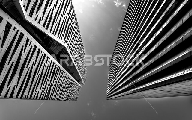 صورة من الاسفل لمركز الملك عبدالله المالي ( كافد ) في الرياض بالمملكة العربية السعودية، الأبراج وناطحات السحاب، معالم الرياض المشهورة، الفن الهندسي المعماري بالسعودية، السياحة في السعودية، صورة بالابيض والاسود