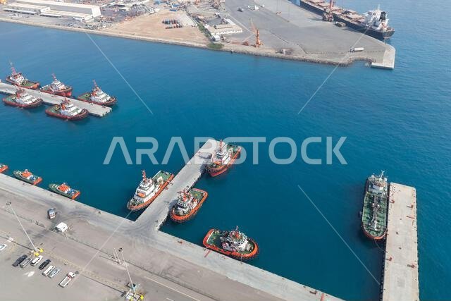 أسطول من قوارب القطر في ميناء جدة الإسلامي، صورة جوية التقطت في يوم مشمس