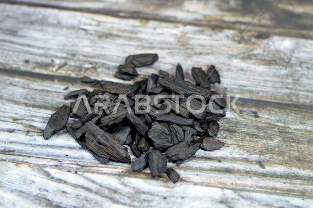 بخور العود السعودي، مادة عطرية حيوية تُطلق دخانًا عطريًا عند حرقها. يُستخدم المصطلح إما للإشارة إلى المادة أو الرائحة.